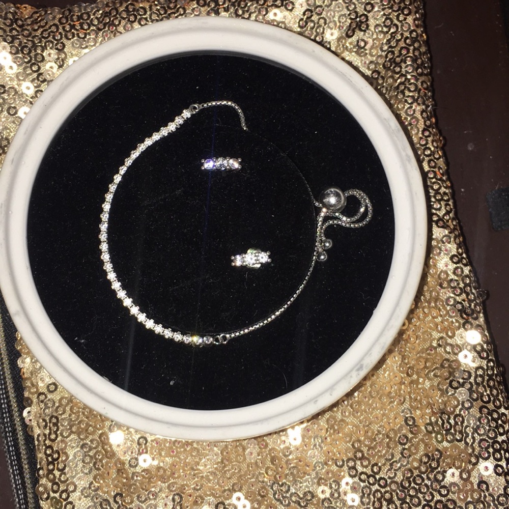 Adjustable bracelet, with a pair of earrings.
